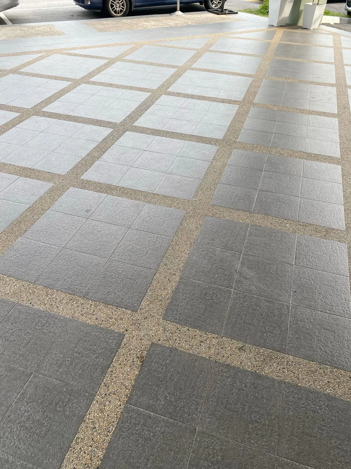 Lantai carport outdoor dengan kombinasi batu dan koral