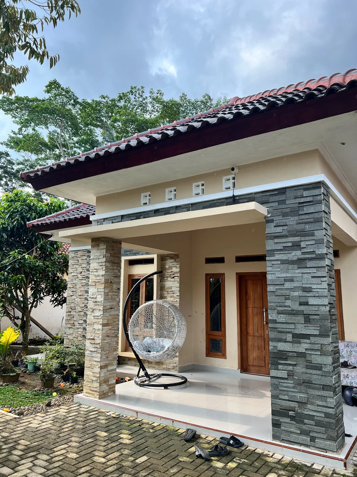 Contoh pemasangan batu alam pada pilar rumah